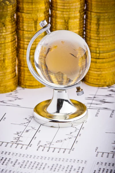 Статуя глобусу на бізнес-картах та фоні монет — стокове фото