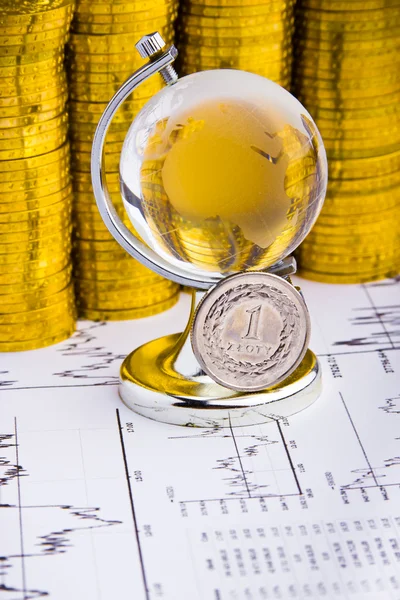 Денежные монеты Польши на мировых фондовых чартах — стоковое фото
