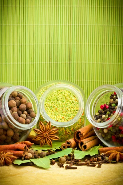 Confezione di diverse spezie ed erbe aromatiche in barattoli di vetro — Foto Stock