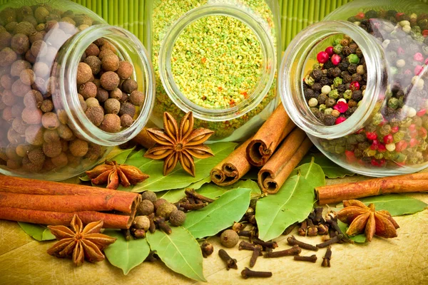 Pack van verschillende kruiden en specerijen in glazen potten — Stockfoto
