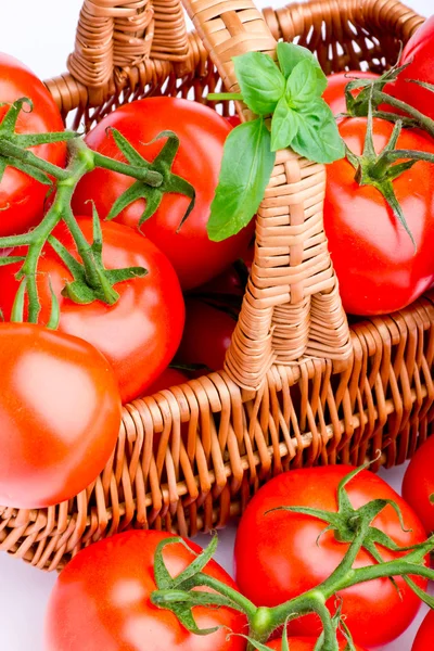 Panier en osier plein de délicieuses tomates — Photo