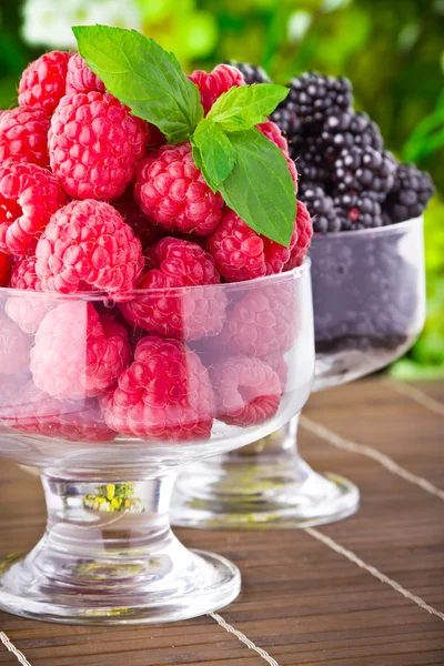 Sladké čerstvé ovoce v skleněnou nádobu s lístkem máty — Stock fotografie