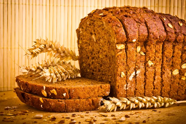 Delicioso pan integral al horno con oreja de trigo — Foto de Stock