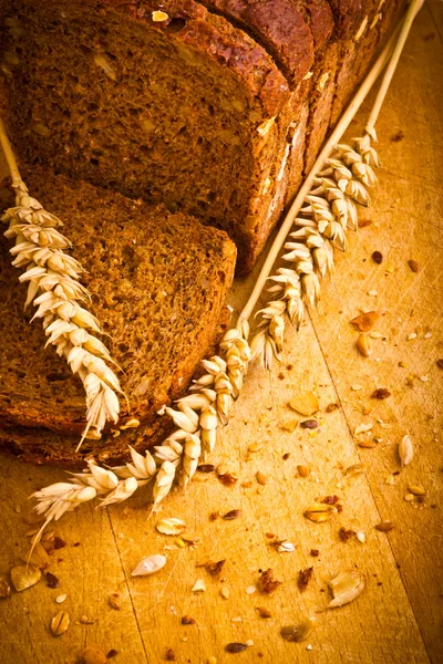 Delicioso pan integral al horno con oreja de trigo — Foto de Stock