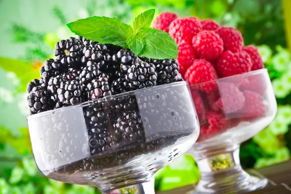Sladké čerstvé ovoce v skleněnou nádobu s lístkem máty — Stock fotografie
