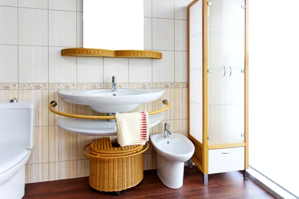 Ванная комната из ротанга — стоковое фото