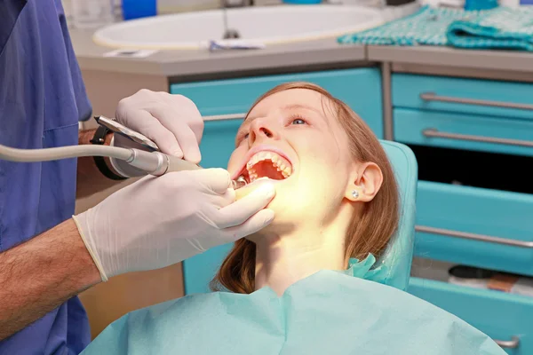 Flicka på tandläkare kontor — Stockfoto