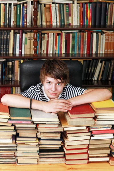 Chico con libros — Foto de Stock