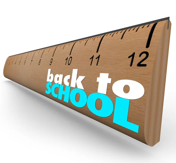 Powrót do szkoły słowa na drewnianą linijkę pomiaru — Zdjęcie stockowe