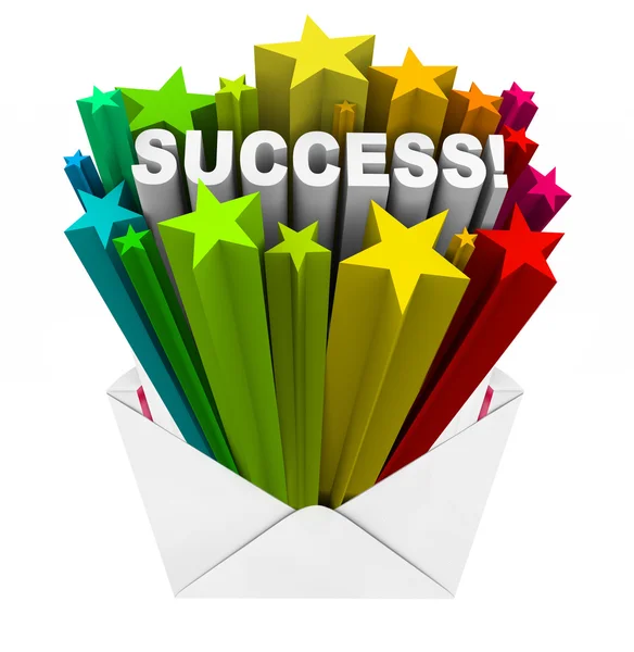 Estrelas da palavra de sucesso que estouram do resultado do vencedor do envelope — Fotografia de Stock