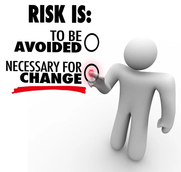 El riesgo es ser evitado o necesario para el cambio El hombre elige el botón — Foto de Stock