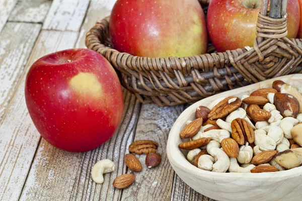 Äpplen och nötter — Stockfoto