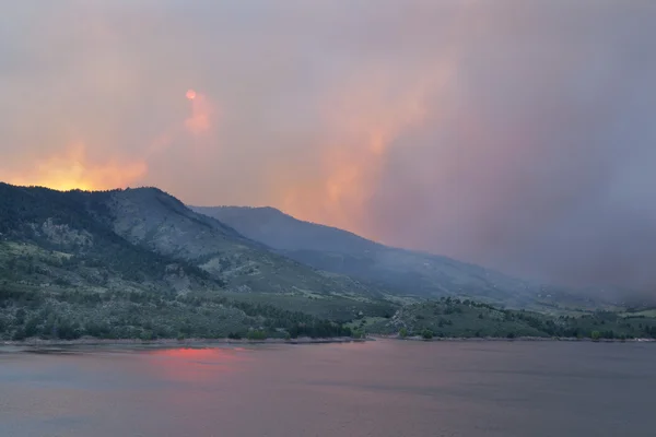 Cielo obstaculizado por el humo de los incendios forestales — Foto de Stock