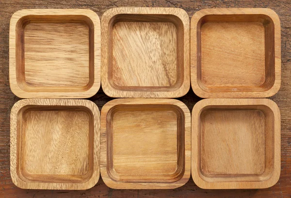 Sechs quadratische Holzschalen — Stockfoto