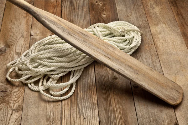 古いオールとロープのコイル — ストック写真