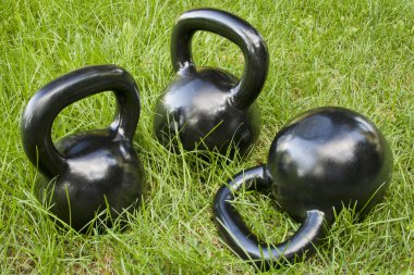 ağır kettlebells çim