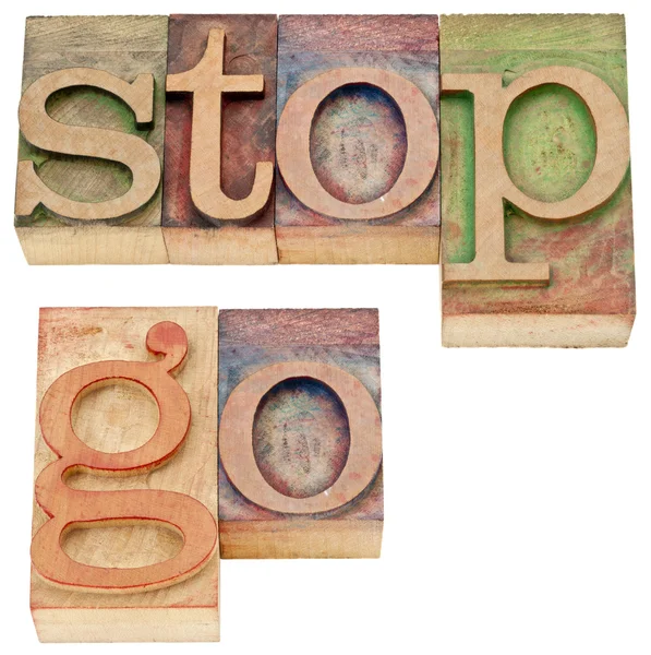 Pare e vá palavras em tipo de madeira — Fotografia de Stock