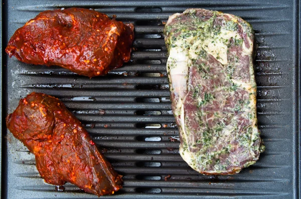 Biftek Barbekü üzerinde — Stok fotoğraf