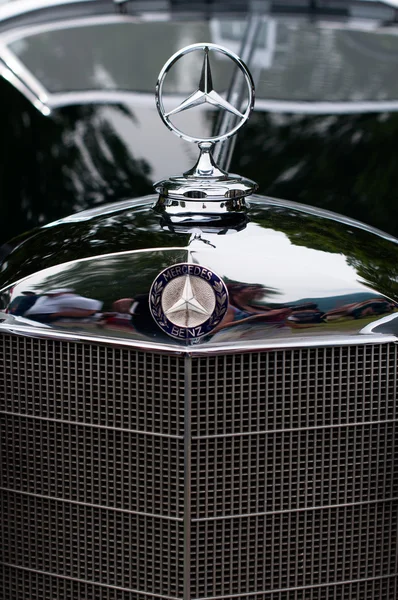 Mercedes sinal de benz — Fotografia de Stock