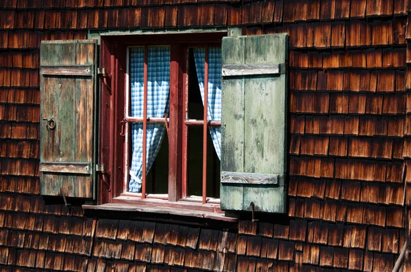 Idylliska alpina stuga fönster — Stockfoto