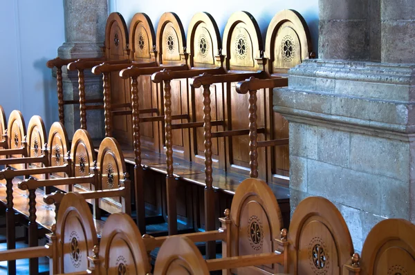 Linhas de cadeiras de orações — Fotografia de Stock
