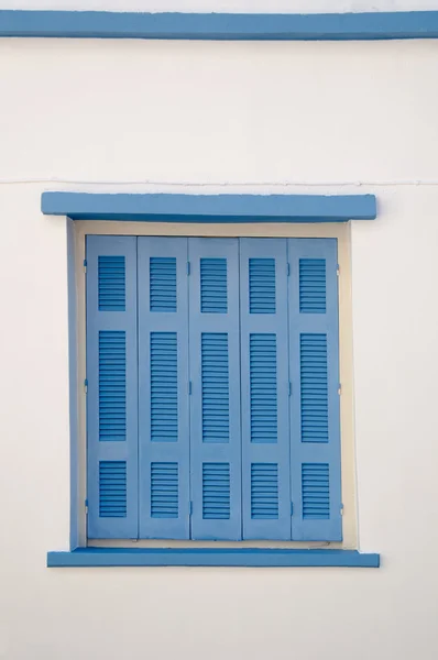 ギリシャの青い窓シャッター — ストック写真