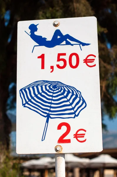 Ligstoel en paraplu autoverhuur — Stockfoto