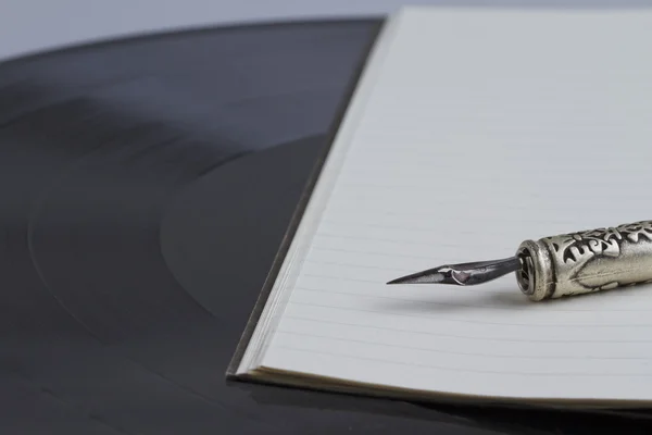 Old pen and vinyl — Stock Photo, Image