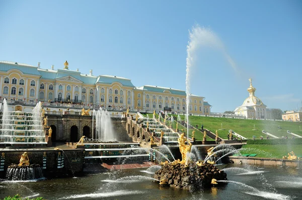 Peterhof palatset och trädgården — Stockfoto