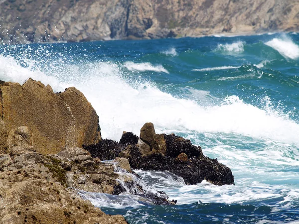 Wilde golven in de baai tegen rotsachtige kustlijn — Stockfoto