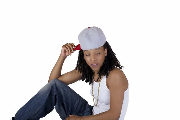 Jeune femme noire casquette de baseball chemise blanche — Photo