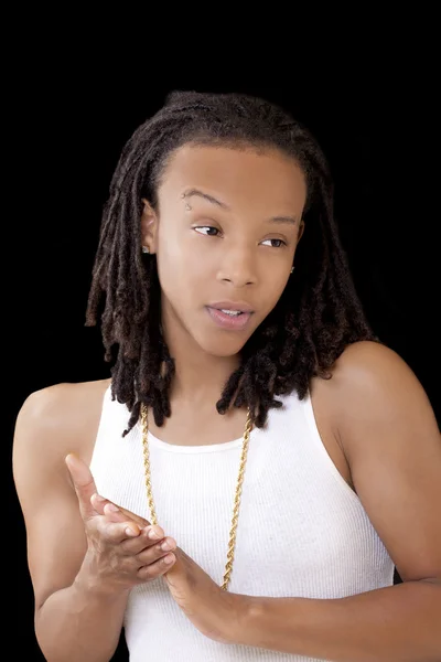 Ung svart kvinna vit tee shirt tomboy — Stockfoto