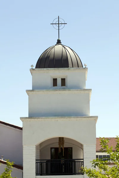 Witte adobe baksteen christelijke kerk cross blauwe hemel — Stockfoto