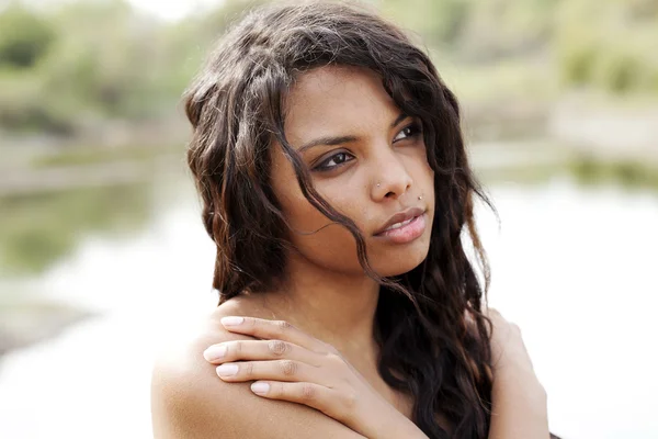 Zewnątrz portret młodego african american kobieta nastolatki — Zdjęcie stockowe