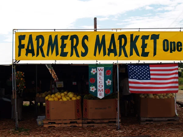 Smaill Farmers Market Продажа фруктов и овощей — стоковое фото