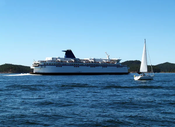 Gran ferry y velero en marcha en la bahía — Foto de Stock