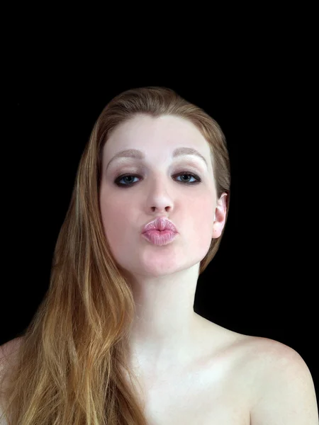 Junge kaukasische Frau puckered Lippen nackten Schultern — Stockfoto