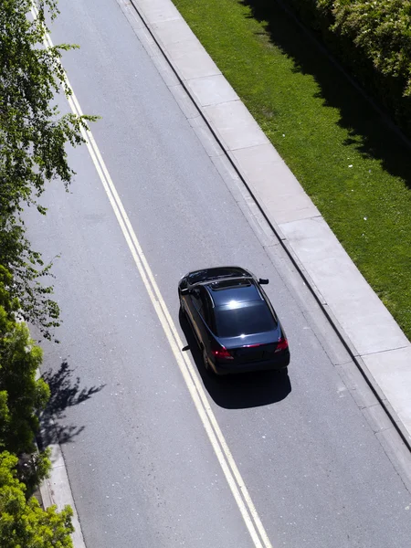 Autó vezetés zöld fű felülről lefelé út — Stock Fotó