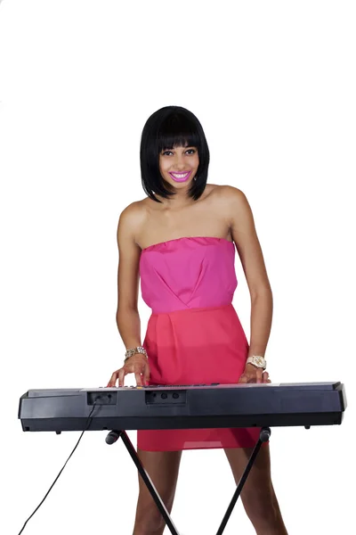 Jonge Afrikaanse Amerikaanse staande op elektronische piano — Stockfoto