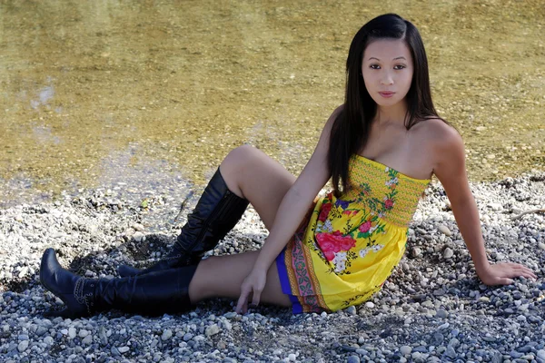 Jonge Aziatische Amerikaanse vrouw gele jurk rivier — Stockfoto