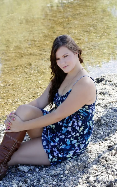 Jonge Kaukasische vrouw blauwe jurk rivier mollige — Stockfoto