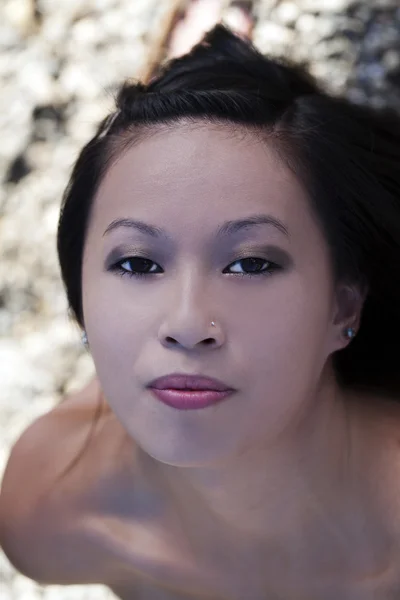 Extérieur portrait jeune attrayant asiatique américain femme — Photo