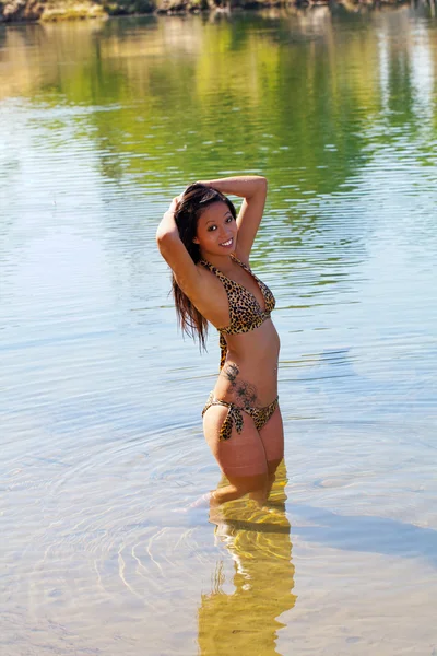 Giovane asiatico americano donna bikini fiume sorridente — Foto Stock