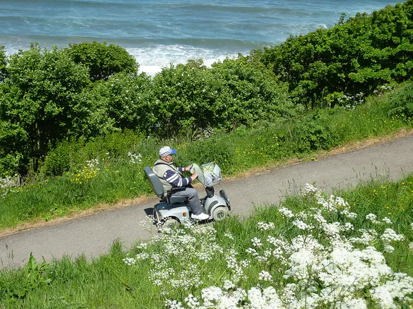 Hombre montando scooter de movilidad — Foto de Stock