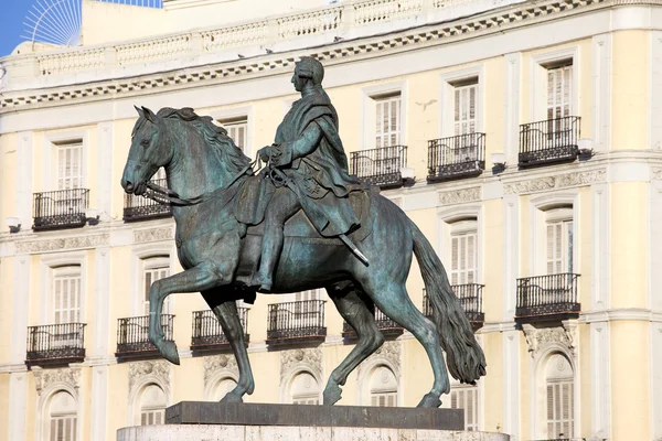 Statue du roi Charles III sur la Puerta del Sol — Photo
