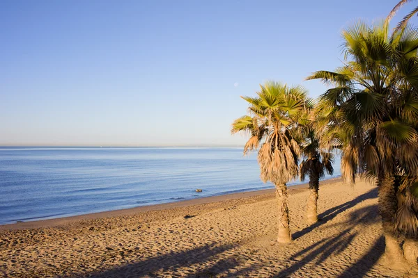 Marbella strand aan de costa del sol in Spanje — Stockfoto