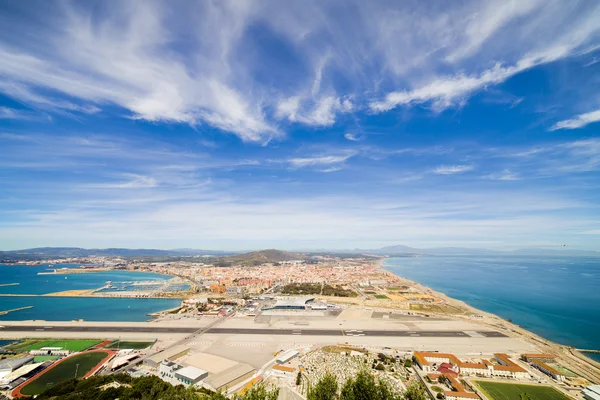 Startbahn des Flughafens Gibraltar und die Stadt La Linea — Stockfoto