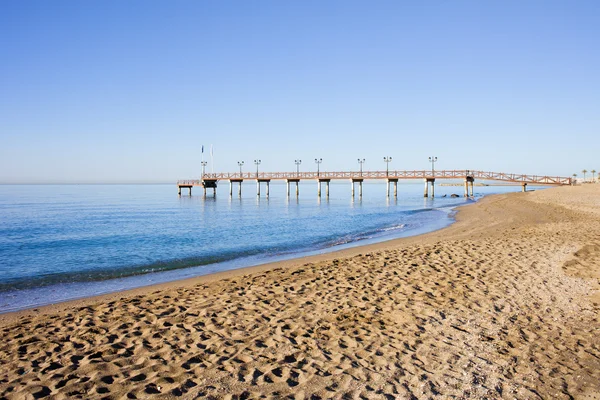 Strandpier und Meer in Marbella — Stockfoto