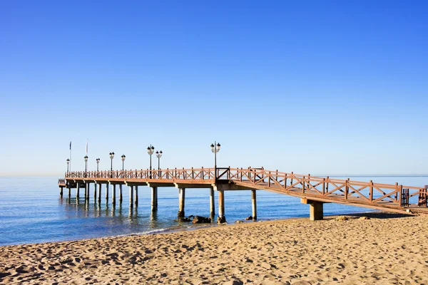 Strand Meer und Pier in Marbella — Stockfoto