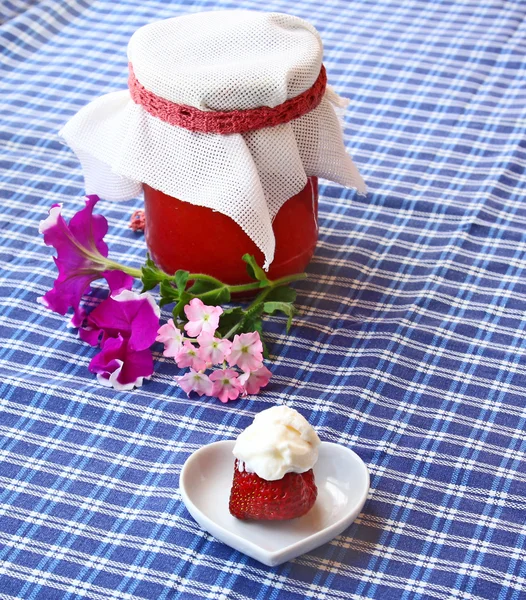苺とクリームとイチゴの調理の jar ファイル — ストック写真
